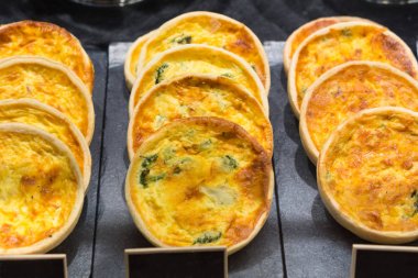 kiş somon, ıspanak ve dereotu ile açık bir pasta. Tuzlu hamur işleri