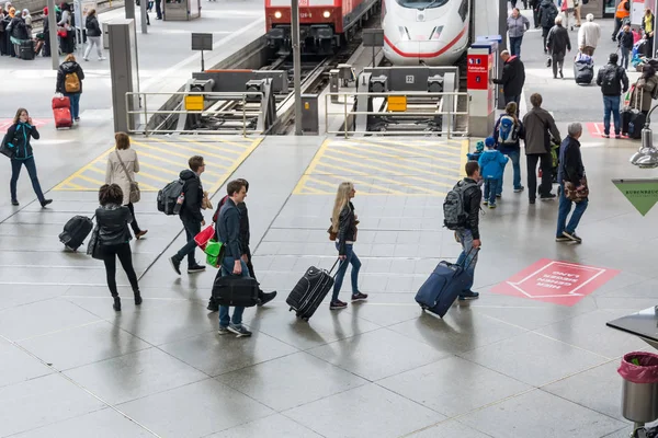 Passageiros lotados na plataforma de Hauptbahnhof, o rai principal — Fotografia de Stock