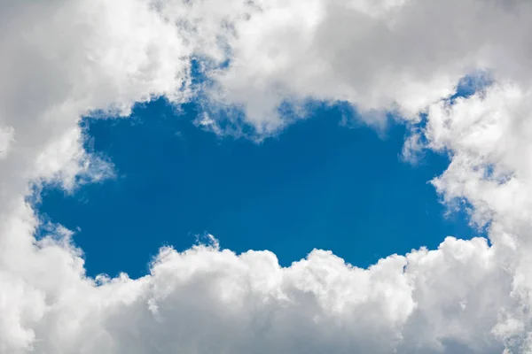 Wolken op een blauwe lucht — Stockfoto