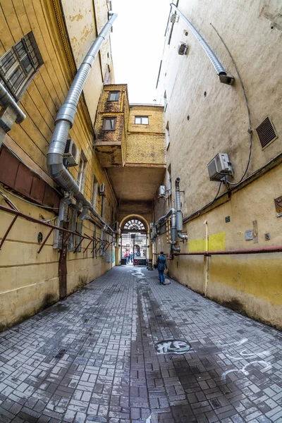 Vecchio portale oscuro. San Pietroburgo, Russia — Foto Stock