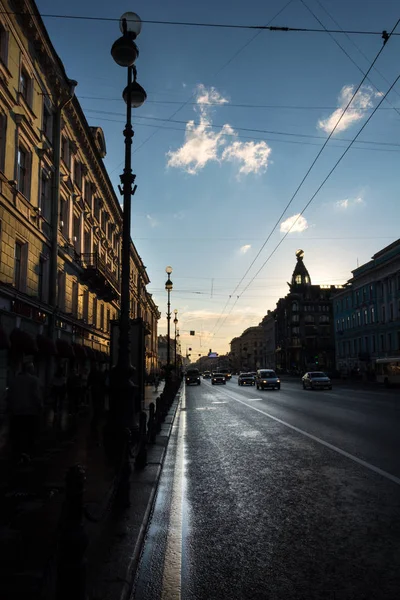 Nuit Nevsky Prospekt avec une silhouette de la maison de "Singer " — Photo