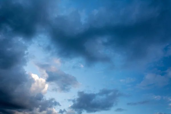 Pittoreska himlen med moln — Stockfoto