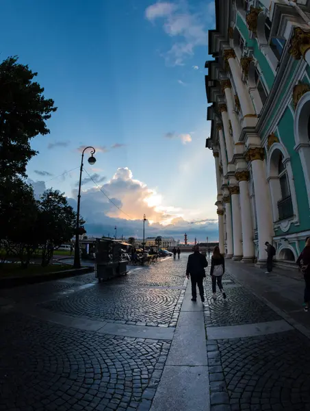 Nádherný západ slunce na zdi State Hermitage se lidé setkávají — Stock fotografie