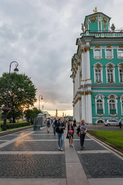 People meet gorgeous sunset at the walls of the State Hermitage — Stock Photo, Image