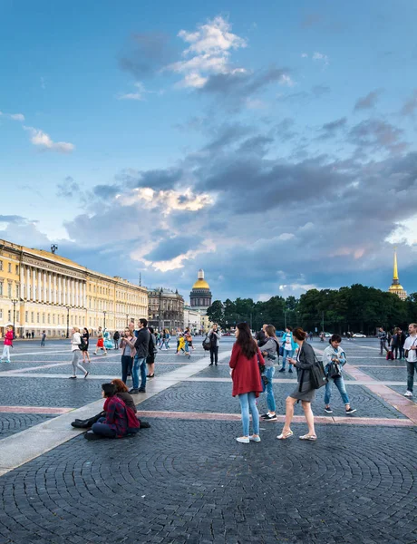 People walk on the Palace Square at white night, St.Petersburg, — Stock Photo, Image