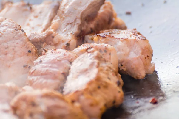 A carne é cozida em um caldeirão — Fotografia de Stock