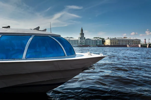 "Meteor" boat on the background of the building of the Kunstkame — Stock Photo, Image