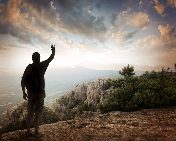 Silhouette of tourist and a beautiful landscape — Stock Photo, Image