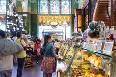 Yeliseev'ın yemek salonunun iç. Yeliseyev'den bakkal malzemeleri