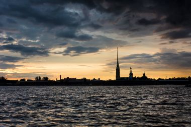 Peter ve Paul Katedrali, St. Petersburg, R üzerinde renkli günbatımı