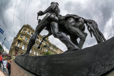 Adam heykel Anichkov Köprüsü'nün Saint Petersbu tutan at