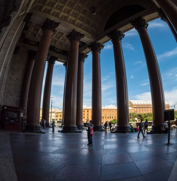 Tourists walk in the shadow of the majestic columns of St. Isaac — Stock Photo, Image