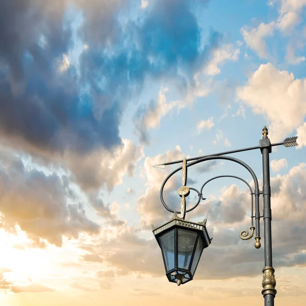 Силуэт уличной лампы на фоне красивых s — стоковое фото