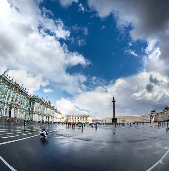 Alexander Column framför Eremitaget, St Peters — Stockfoto