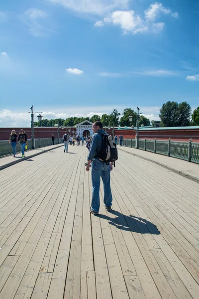 Tourist walking on the footbridge in the Peter and Paul Fortress — Stock Photo, Image