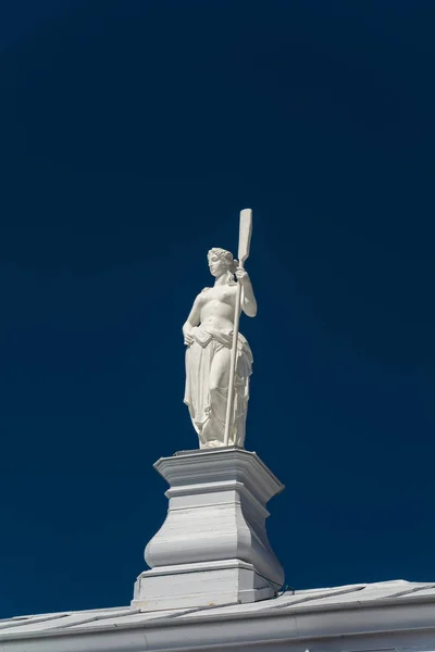 Άγαλμα του μια γυναίκα με ένα κουπιών — Φωτογραφία Αρχείου