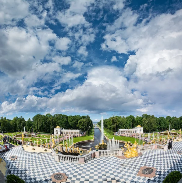 Vista de Grand Peterhof Palace para Lower park com fontes, vá — Fotografia de Stock