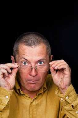 tuhaf duygular ile erkek portre 