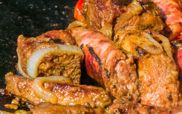 La carne se cocina en un caldero — Foto de Stock