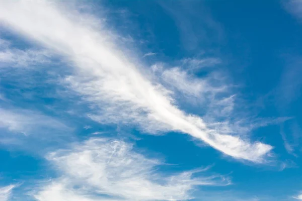 Witte pluizige wolken — Stockfoto