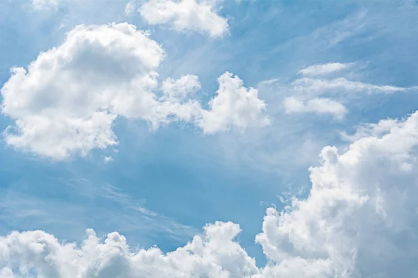 Nori pufoși albi — Fotografie, imagine de stoc