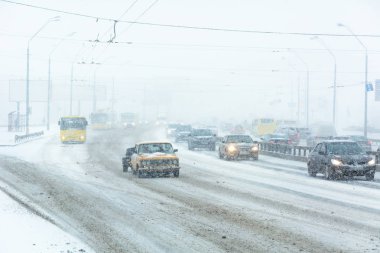 Kar fırtınası, kötü görüş mesafesi, kaygan yollar ve bir sürü trafik.