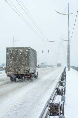 Kar fırtınası, kötü görüş mesafesi, kaygan yollar ve bir sürü trafik.