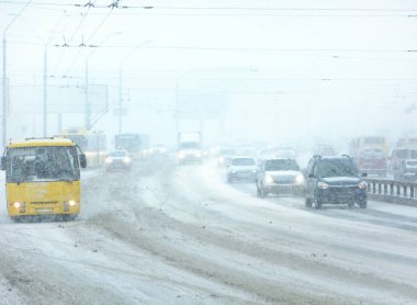 Kar fırtınası, kötü görüş mesafesi, kaygan yollar ve bir sürü trafik.