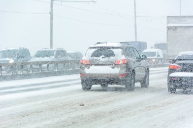 Kar fırtınası, kötü görüş mesafesi, kaygan yollar ve bir sürü trafik.