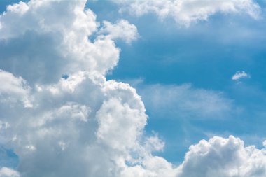 Beyaz kabarık bulutlar