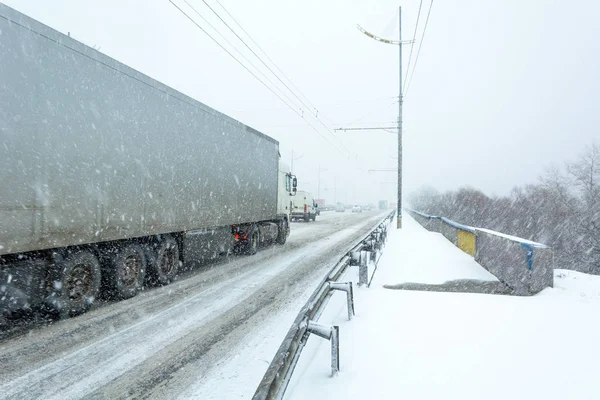 Tempestade de neve, pouca visibilidade, estradas escorregadias e muito tráfego — Fotografia de Stock