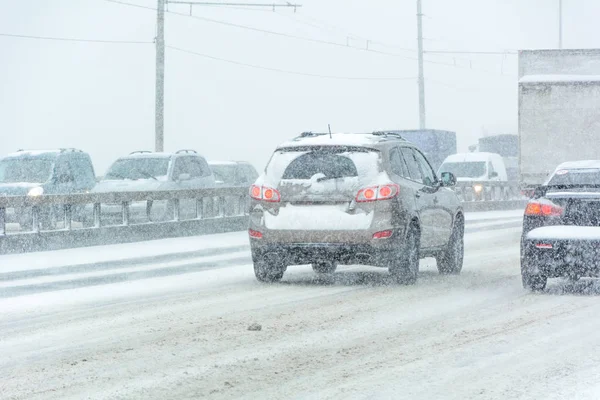 Tempesta di neve, scarsa visibilità, strade sterrate e molto traffico — Foto Stock