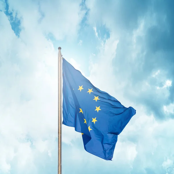 The European Union  flag  on the flagpole — Stock Photo, Image