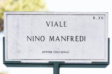 Roma, İtalya 'da sokak tabelası Viale Nino Manfredi