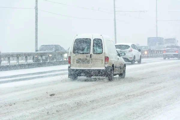 Χιονοθύελλα, κακή ορατότητα, κηλίδες στους δρόμους και πολλή κίνηση — Φωτογραφία Αρχείου