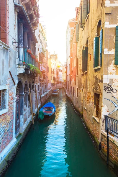 Antigua arquitectura y estrecho canal en Venecia — Foto de Stock