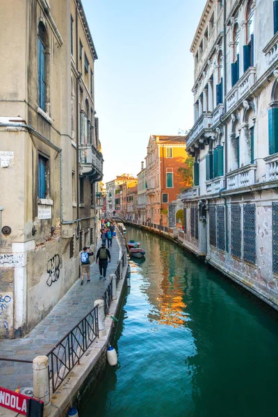 Ancienne architecture et canal étroit à Venise — Photo