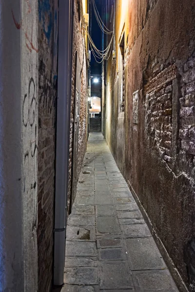 Narrow street of Venice in a mysterious night — Stockfoto