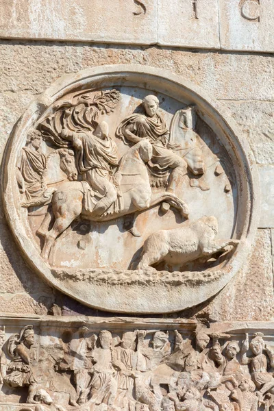 Szczegóły triumfalnego łuku Konstantyna. — Zdjęcie stockowe