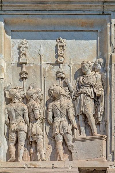 Szczegóły triumfalnego łuku Konstantyna. — Zdjęcie stockowe