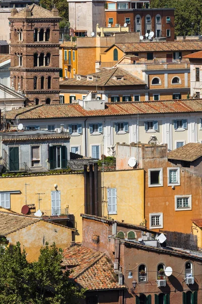 Prachtig uitzicht op de eeuwige daken van de stad — Stockfoto