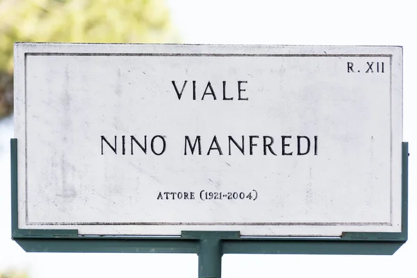 Placa de rua Viale Nino Manfredi em Roma, Itália — Fotografia de Stock
