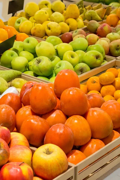 Contador con caqui de frutas — Foto de Stock