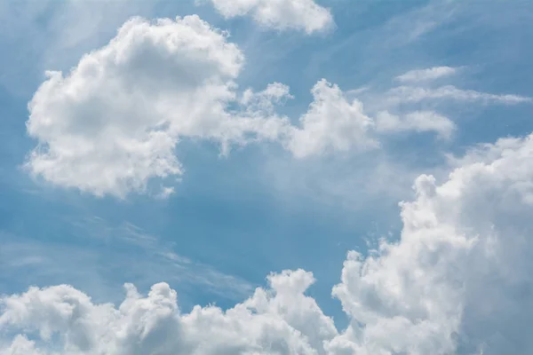 白いふわふわの雲 — ストック写真