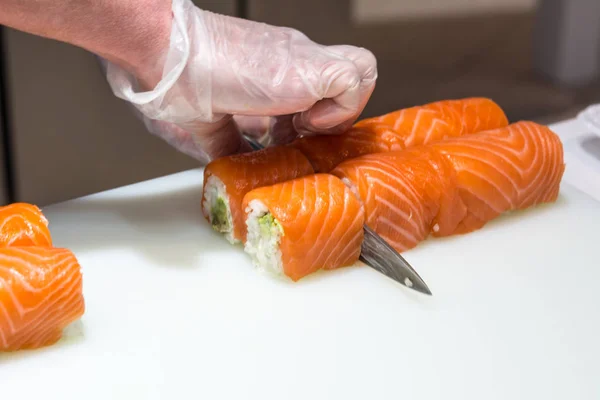 Servindo sushi na placa branca — Fotografia de Stock