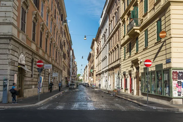 Via Montebello, prullenbak in een oude straat in Rome — Stockfoto