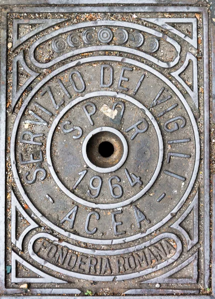 Old shabby manhole in Rome — Stockfoto