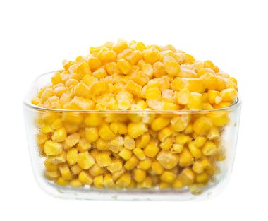 Donmuş organik mısır kasesinde beyaz arka planda izole edilmiş.