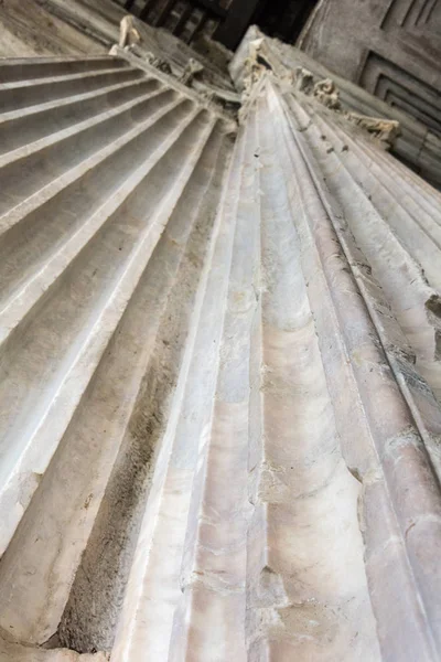 Detalle de la columnata de mármol del famoso Panteón de Roma — Foto de Stock