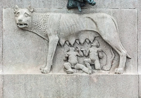 El bajorrelieve que representa a un lobo que nutre a Rómulo y Remo —  Fotos de Stock
